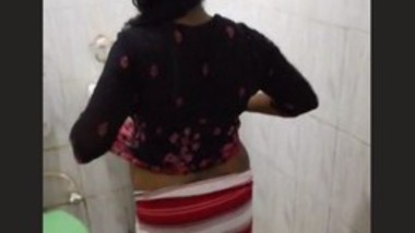 Hubby Trying To Record Bhabi While Bathing