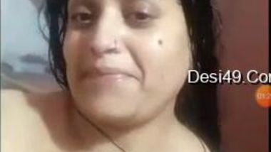 Desi aunty needs a camera to film her washing the sexy body