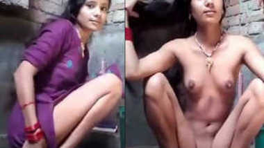 Indian girl takes outfit off to expose and wash her XXX body for sex show