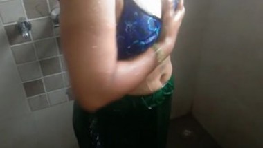 Desi bhabi fucking in bathroom with husband