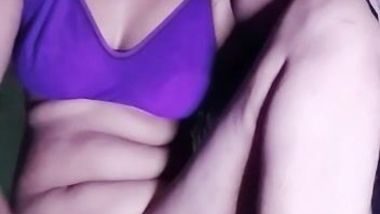 Serious Indian aunty shows slit and does it with her own fingers
