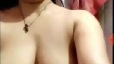 Desi mom shows body made for sex and focuses on her saggy boobies