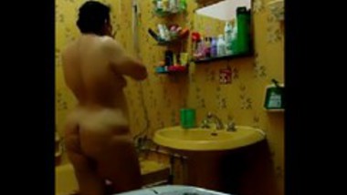 Desi aunty selfie shot nude bath video
