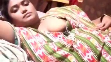 Aunty in sari flashes dark nipple like a real slutty Indian XXX lecher