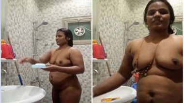 Fatty desi exposes herself in the nude while XXX body-washing part