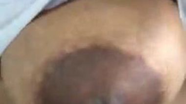 Video of the Desi aunty playing with nipples is called close-up