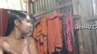Seeing Desi chick in pink bra taking shower is the best sex surprise