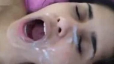 Sexy delhi girl cum facial and gulping completely