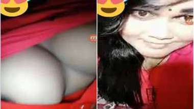 Sexy Desi chick sees nothing wrong in exposing breasts and cunt