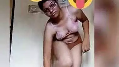 Indian MILF gets naked showing XXX boobs to all the sex viewers