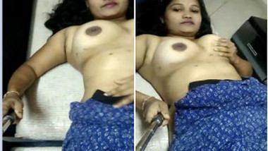Inventive Desi aunty uses selfie stick while recording XXX masturbation