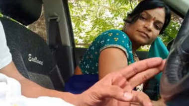 Desi Married Bhabhi Giving Blowjob to Lover in Car Hindi Audio