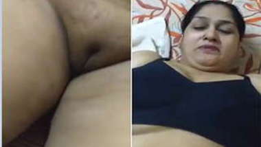 Indian man examines shaved XXX pussy of fat spouse before sex in bed