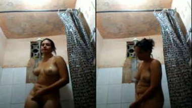 Chubby Indian girl rubs XXX clit during evening relax in the shower