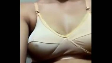 Desi young bhabhi sex chat and bra show on selfie cam
