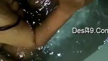 Friend films amateur XXX video of the Desi couple taking a bath