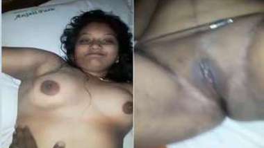 Indian female masturbates XXX pussy in bed for lover on camera