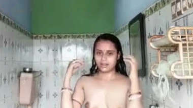 Beautiful Desi Boudi Bathing