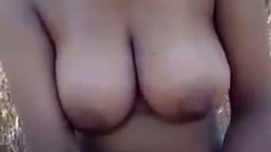 Mallu big boobs aunty displays naked body in outdoor