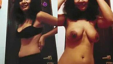 Ravishing Desi girl with beautiful XXX boobs fools around in bath