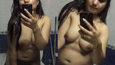 Plump Desi love has sex boobs and takes XXX selfies in the bathroom