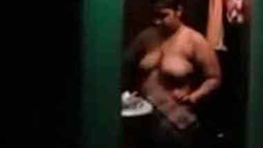 Guy before sex spies on Desi BBW who washes XXX curves in bathroom