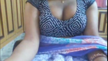 Indian Aunty on Skype Showing Nide and Boobs...
