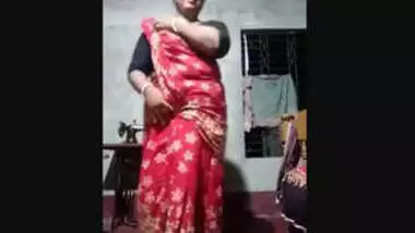 Unsatisfied desi boudi removing saree and fingering indian tube porno