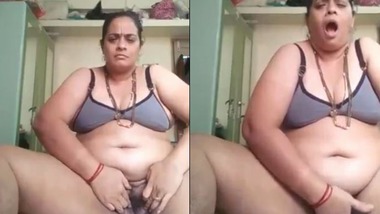 Horny mature aunty fingering pussy on cam