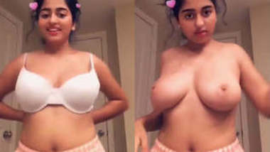 Indian Hot girl Showing leaked Video