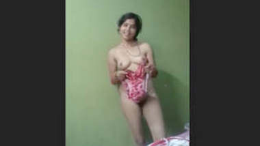 cute desi wife capture nude while changing dress