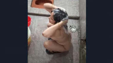 Paki bhabhi bathing secretly captured 2 clips part 2