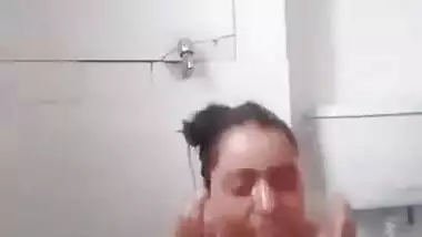 Uncle and aunty bathroom romance show