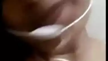 Young lover calls the Indian woman to watch her masturbating