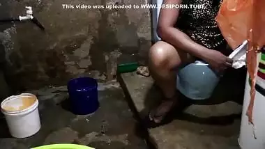 Sri Lankan - Pussy Fuck In Bathroom චුදාන්න ගිය මාලති අක්කට දුන්න සුපිරි සැ