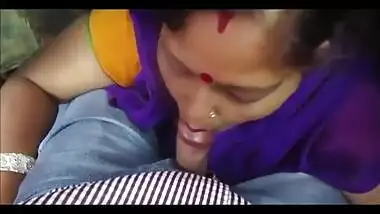 Desi man enjoys XXX blowjob from Bhabhi mature dressed in sexy sari