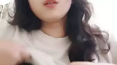 Desi beauty lifting bra one side boob show viral MMS