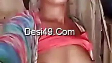 Desi hottie demonstrates her XXX perky tits in the changing booth