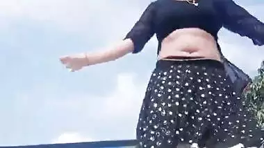Hot bubbly delhi babe Raani Tivari hot navel belly button dance show 1