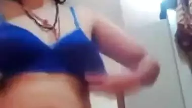 Amateur Desi aunty shows small XXX boobs and pussy on the webcam