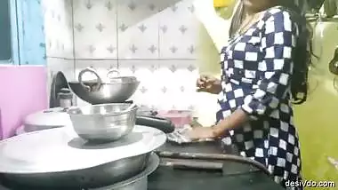 Sexy tamil wife cooks and i fuck
