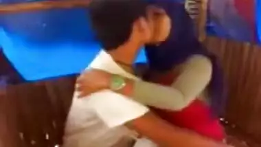 Indian scandal tape of a woman giving oral sex 