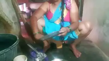 Indian sexy aunty plate cleaning video