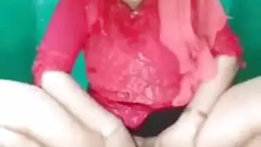 Desi aunty fingering in toilet