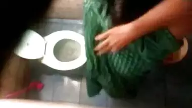 Bangla desi Neighbor aunty bathing & toilet Hidden cam 