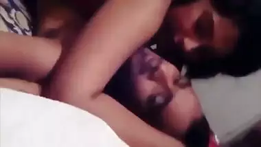 A desi guy bangs a sexy slut girl in a Bangla sex video