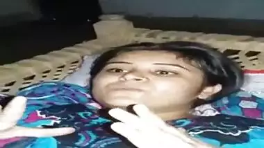 Hot Punjabi aunty flaunting her cunt