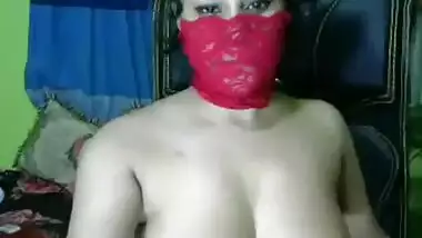 Masked Indian hottie demonstrates boobs during porn show on webcam