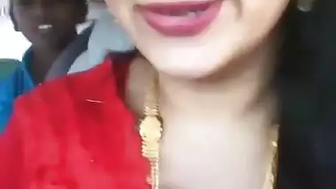 Sexy Bhabi Deep Cleavage