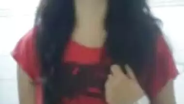 Indian Girl showing boobs saying “mujhe toh yaad hi nahi main bra nahi pahni hu”